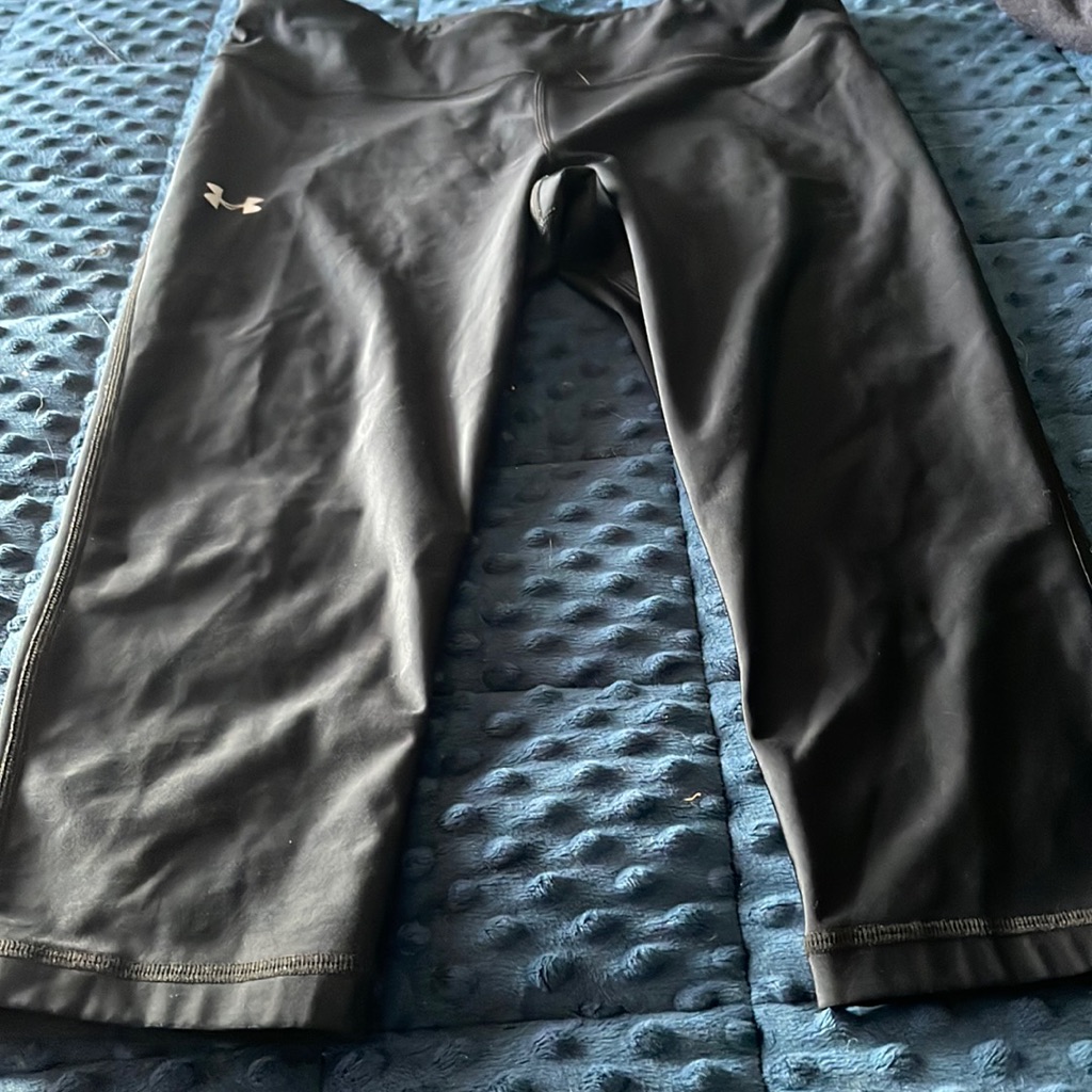 Woman’s Under Armour Leggings Size Medium